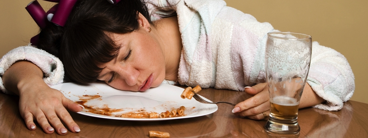 Недостаток сна приводит к перееданию